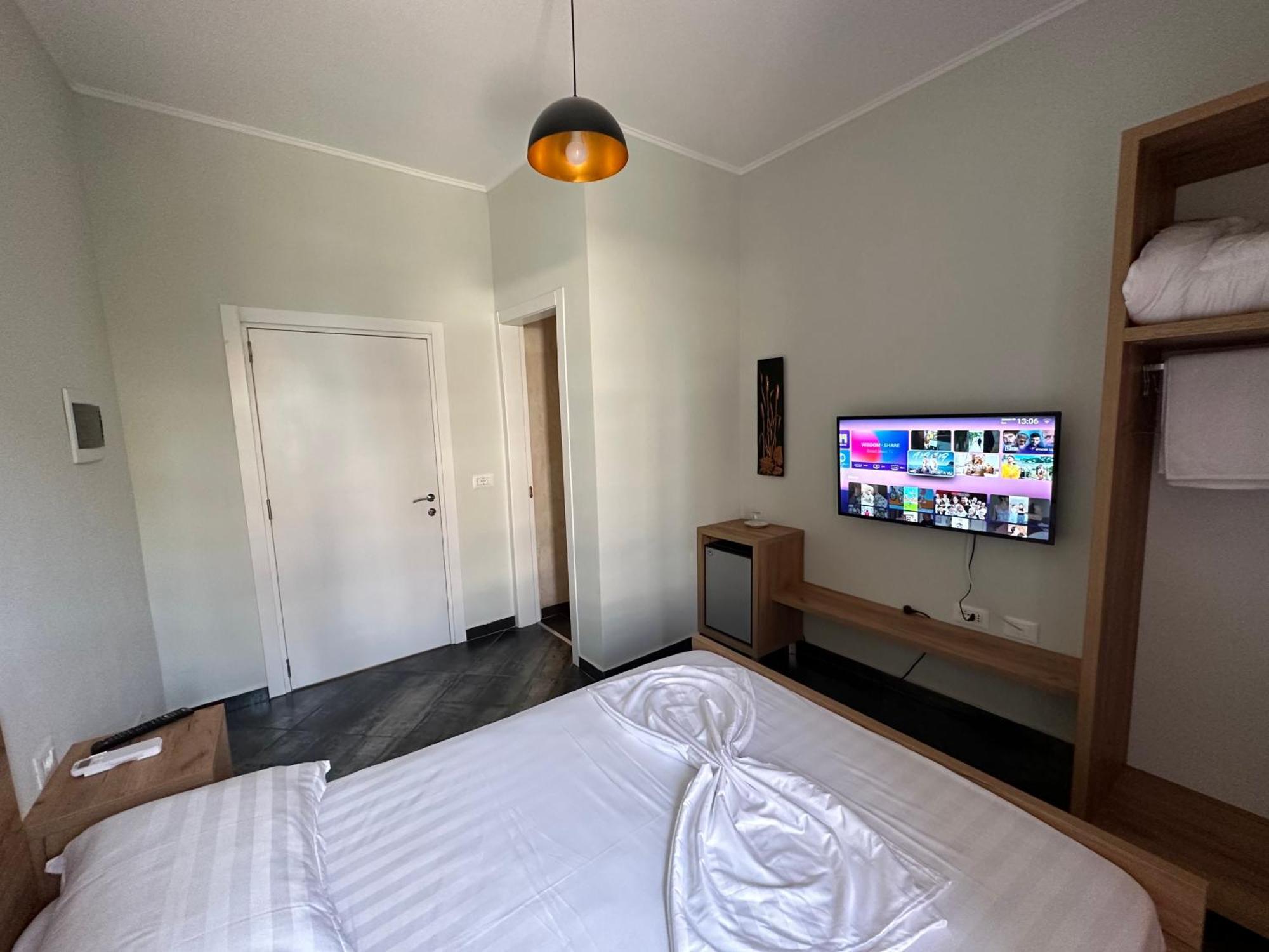 Central Comfort Suites Тирана Екстериор снимка